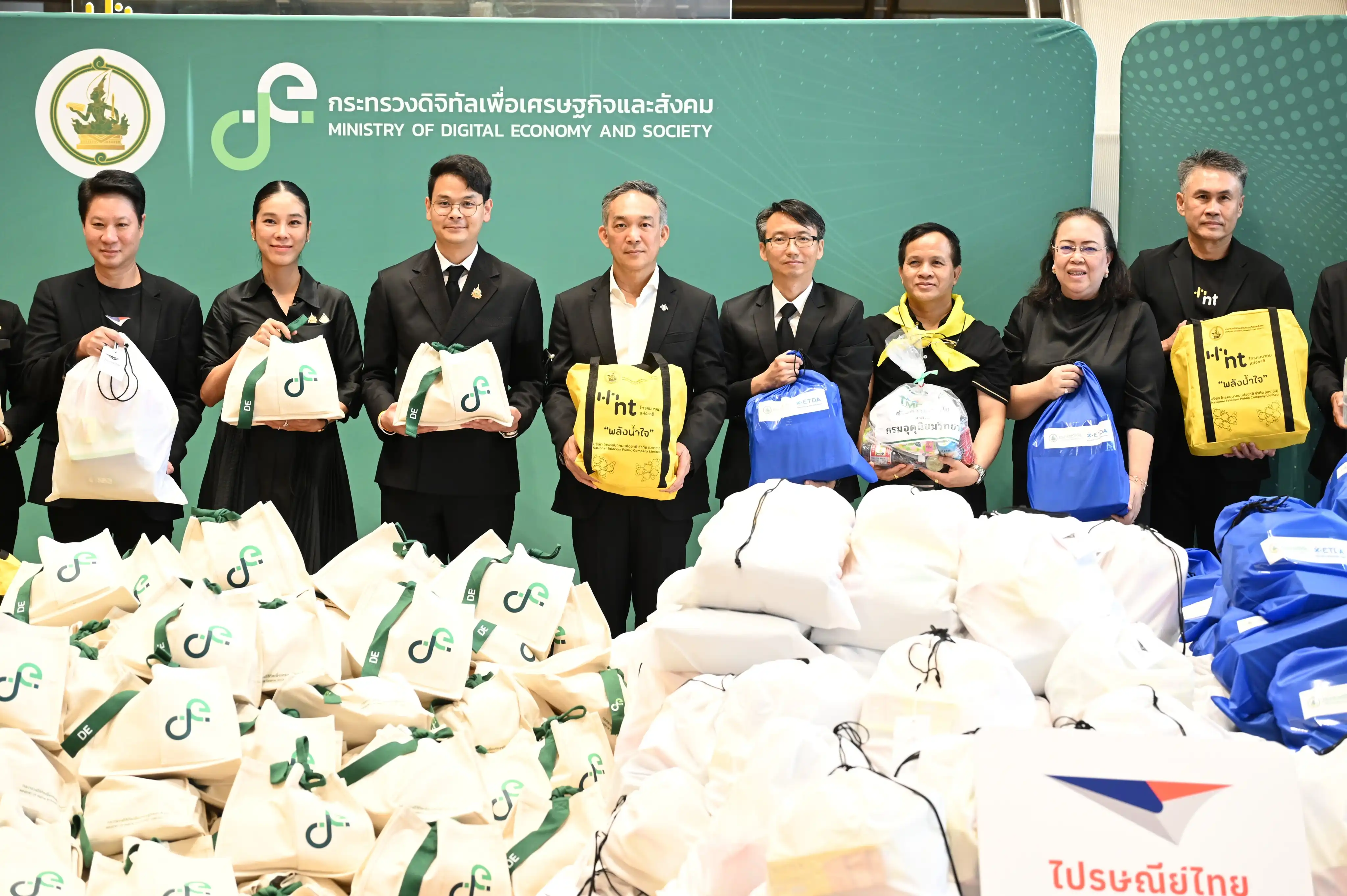 NTมอบถุงยังชีพช่วยเหลือผู้ประสบภัยน้ำท่วมในหาดใหญ่