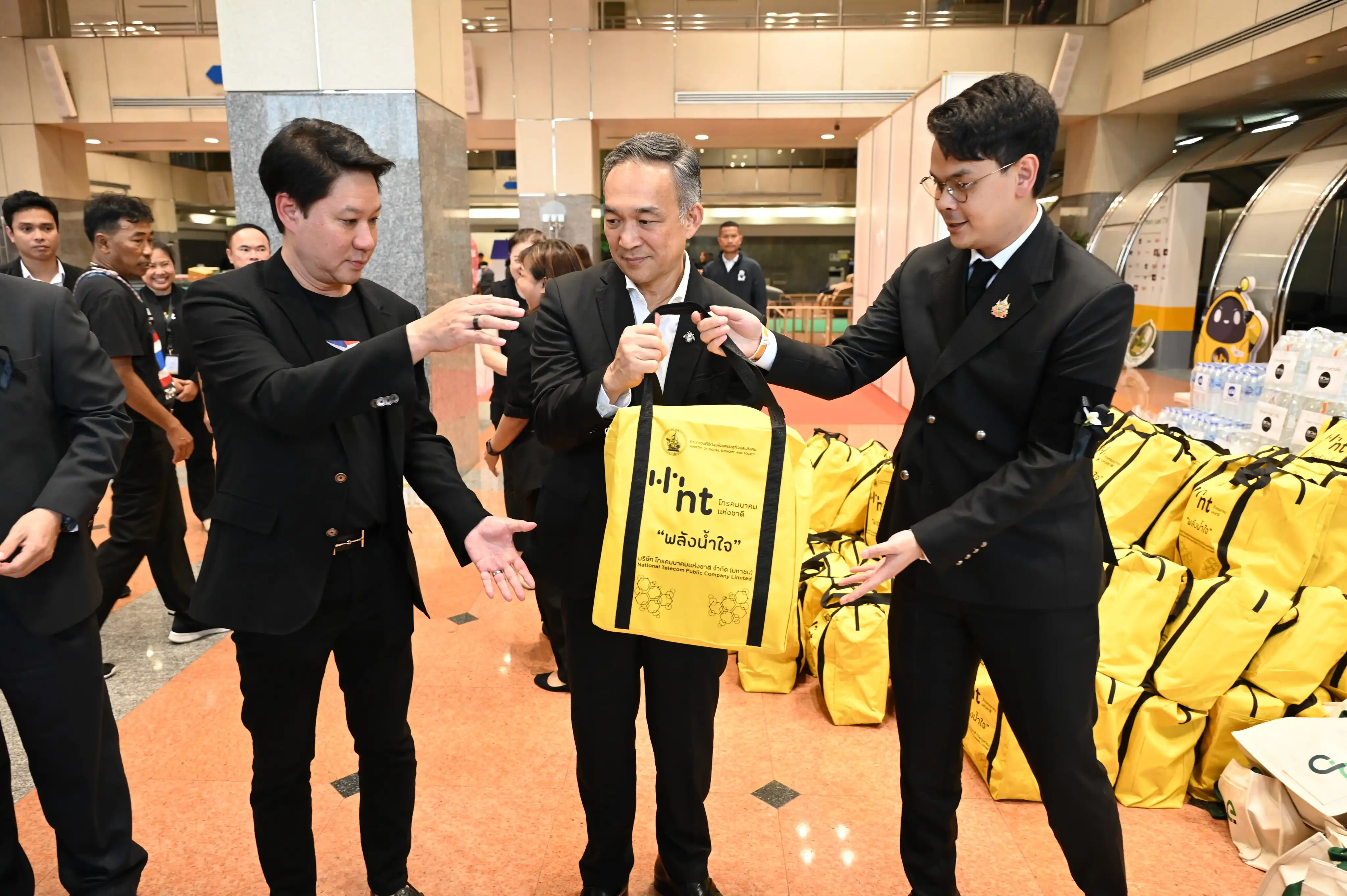 NTมอบถุงยังชีพช่วยเหลือผู้ประสบภัยน้ำท่วมในหาดใหญ่