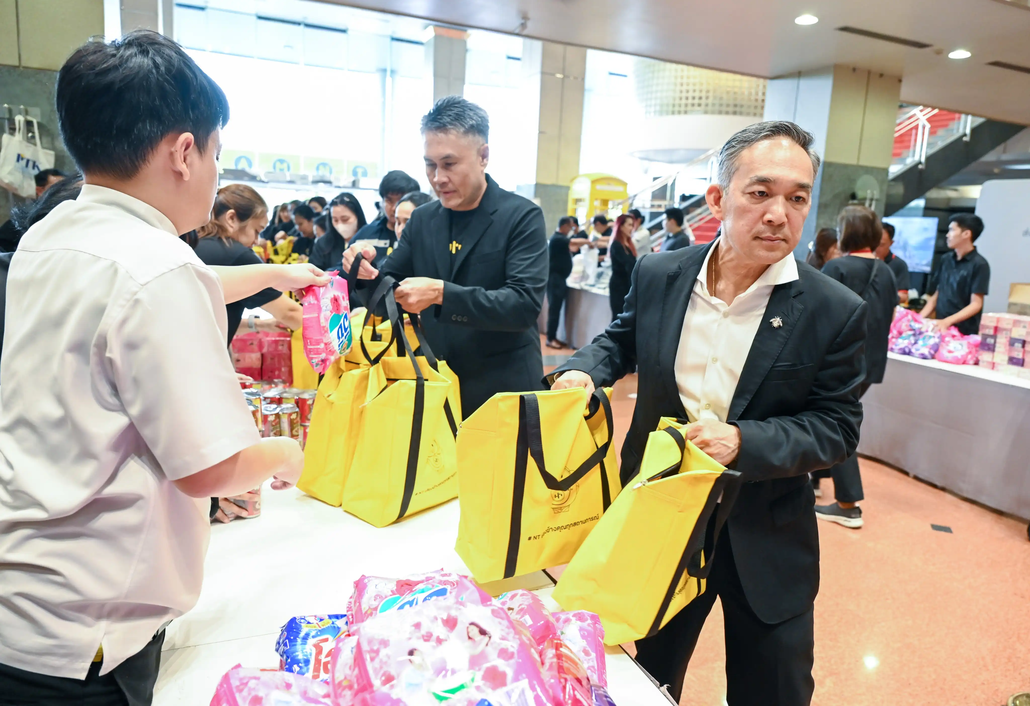 NTมอบถุงยังชีพช่วยเหลือผู้ประสบภัยน้ำท่วมในหาดใหญ่