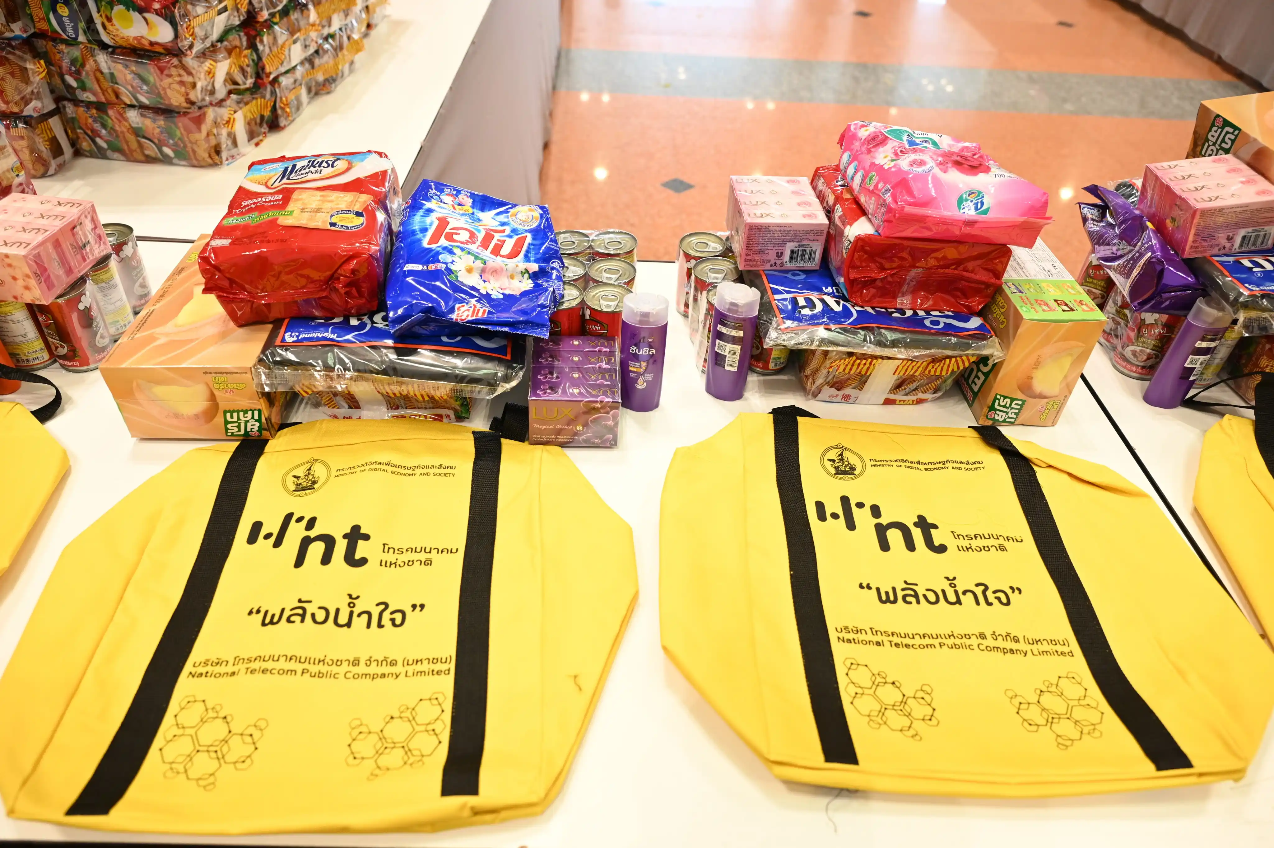 NTมอบถุงยังชีพช่วยเหลือผู้ประสบภัยน้ำท่วมในหาดใหญ่