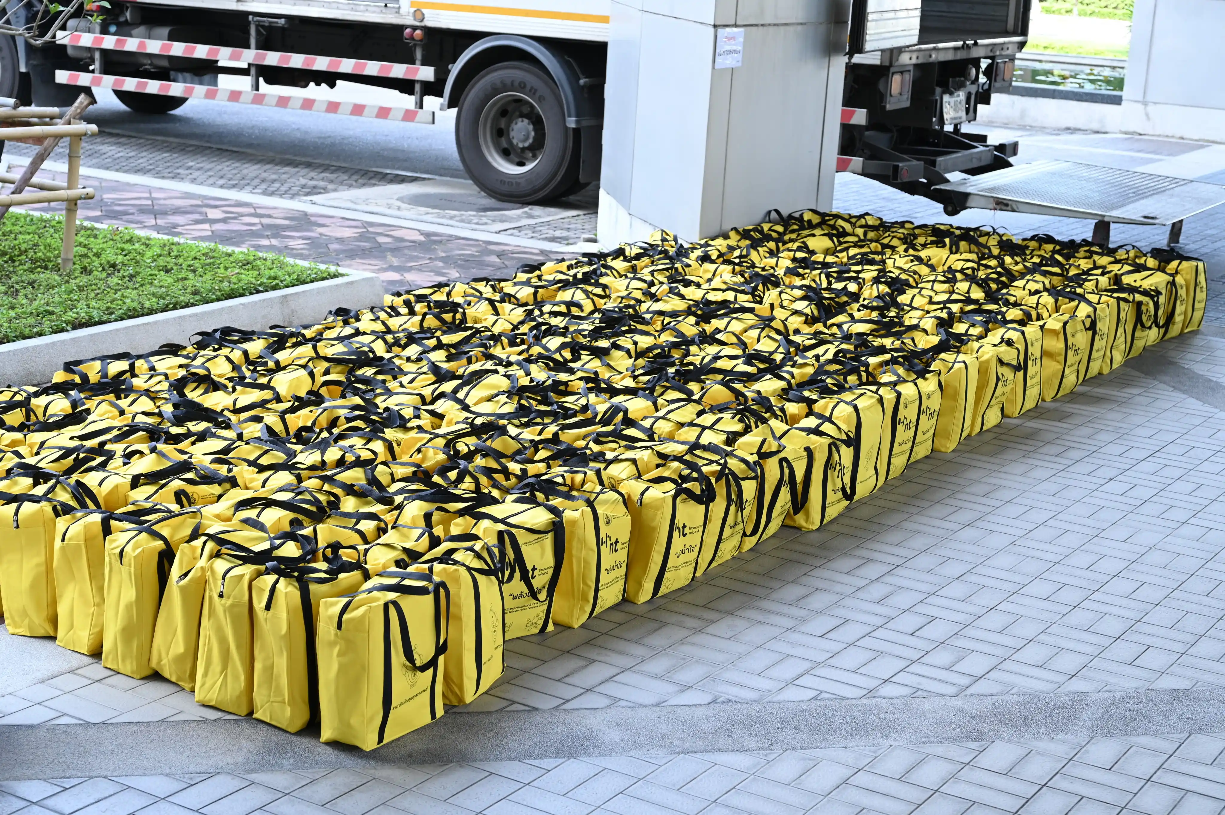 NTมอบถุงยังชีพช่วยเหลือผู้ประสบภัยน้ำท่วมในหาดใหญ่